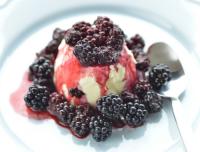 Pannacotta med vit choklad och marinerade björnbär